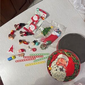 🎅🎅🎅🎅Festive Santa Claus Holiday Tin full of cookie and cake decorations🤶🏻